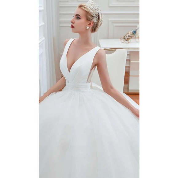 Elegant White Wedding Dress - Picture 4 of 14